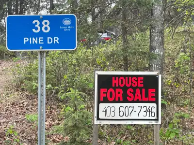 Charming Cabin Retreat at Marten Beach Discover your perfect getaway in this picturesque cabin, feat...