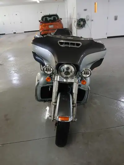 Harley Davidson FLHTK 2014 avec 72000km, comme neuve. Changement des huiles fait. Prête pour l'été e...