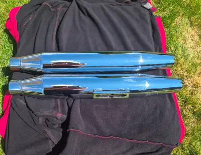 Used Harley OEM slip on mufflers excellent condition, part # 64941-07 for 96 cubic inch, fits 2007-2...