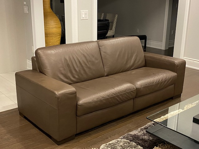 NATUZZI Editions Modern Leather Sofa **EXCELLENT CONDITION** in Couches & Futons in Mississauga / Peel Region - Image 3