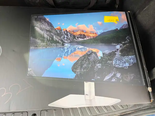 Dell UltraSharp 27” Thunderbolt™ Hub Monitor in Monitors in Kitchener / Waterloo - Image 3