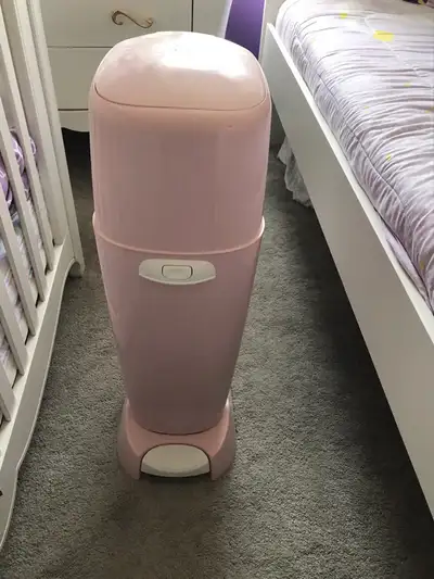 Diaper genie in excellent condition comes with a refilled garbage bag and an extra one asking $ 40 O...