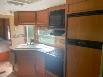 2009 30’ Keystone Hornet Complete with sofa bed, booth dinette slide out , TV cabinet, double kitche...