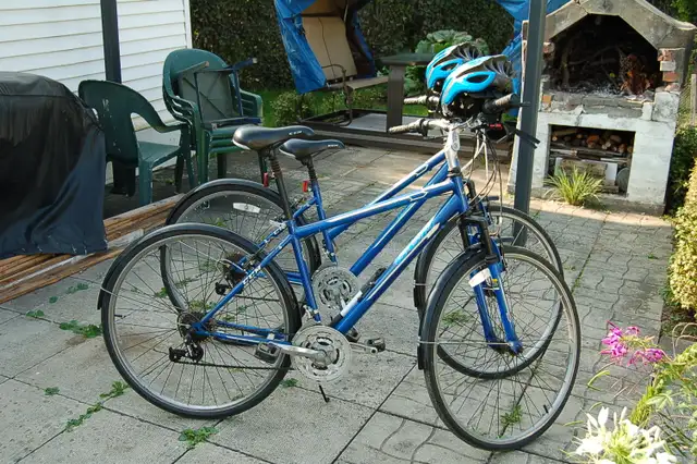 2 Bicyclettes homme/femme CCM 21 vitesses à vendre. in Cruiser, Commuter & Hybrid in Laval / North Shore - Image 3