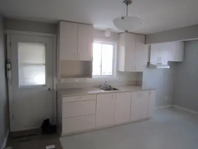 Grand 4 1/2 au 1er Etage, vue sur le Fleuve, non-chauffé mais eau chaude fourni. Grande cuisine. Esp...