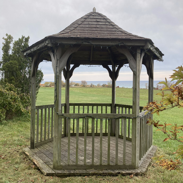 Beautiful Charming Hexagonal Gazebo looking for a new home! in Other in Oshawa / Durham Region - Image 4