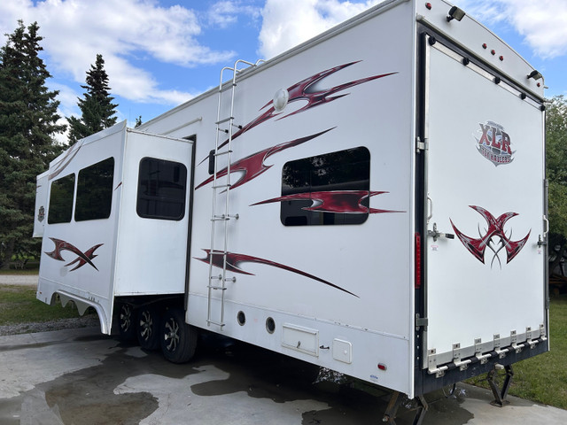 2010 Forest River XLR 35X10 toyhauler in Travel Trailers & Campers in Red Deer - Image 3