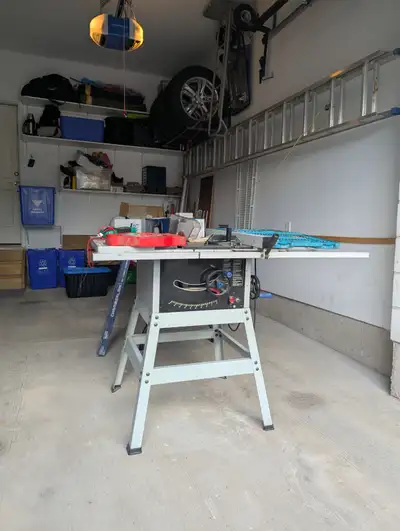Delta Table Saw 10" TS300 in great condition comes with manual and Dado Blades. No Delivery.