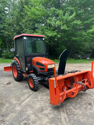 This rig is set up in a proven great arrangement for snow removal. It’s 30 hp motor and HST transmis...