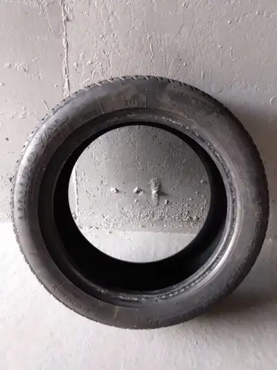 - 225/50R17 94S - UNIROYAL TIGER PAW Ice & Snow II - Only used one season - Winter Snow Tire - 1 pc...