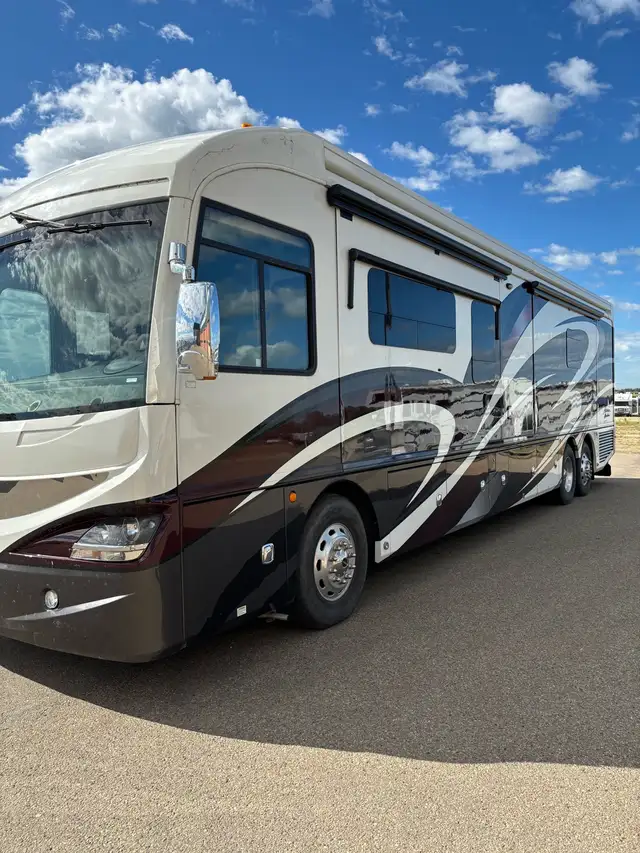American Revolution 42P Diesel in RVs & Motorhomes in Fort McMurray - Image 3