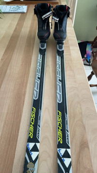 Ski de patin enfant 142 avec bottes 33. 150$