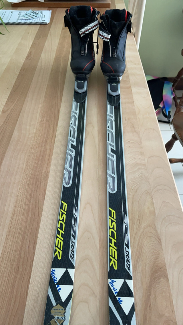 Ski de patin enfant 142 avec bottes 33. 150$ dans Ski  à Ville de Québec