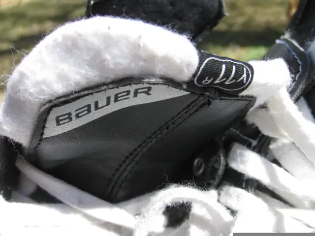 Youth BAUER NEXUS Ice Hockey Skates Size Y 11 R VGC in Hockey in Winnipeg - Image 6