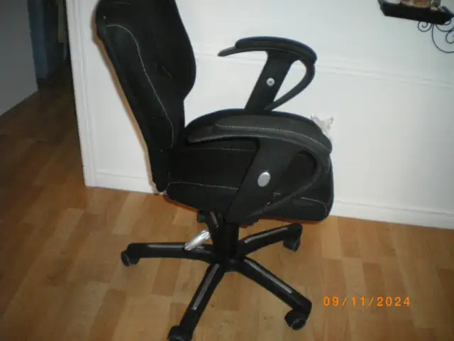 2 office chairs material treated ( Please read the ad carefully )62863732287491121