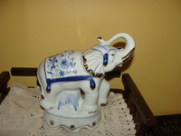 Magnifique éléphant  en porcelaine, blanche et bleue