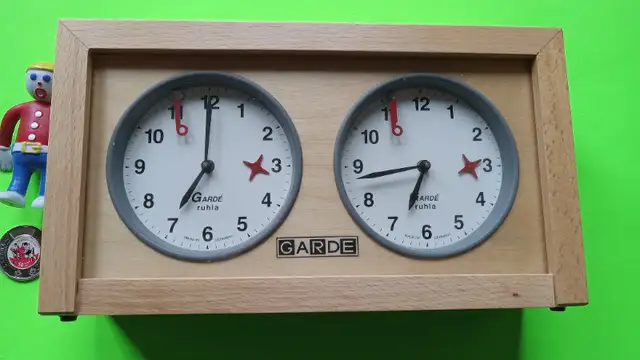 Vintage RUHLA GARDE Wooden Chess Clock (Made In Germany) in Toys & Games in St. Catharines - Image 5