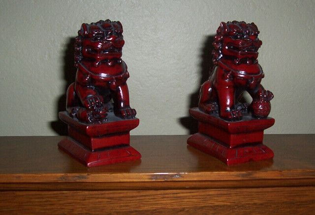 pair red resin Chinese foo Guardian Lion Dogs in Arts & Collectibles in Kitchener / Waterloo - Image 2