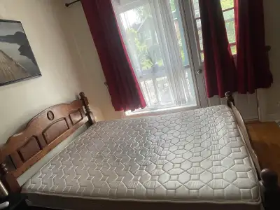 Lit Queen et matelas à vendre presque neuf, je le vends avec un sommier.