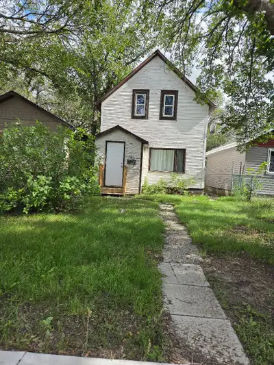 HOUSE FOR LEASE/RENT. Large beautiful three bedrooms house for Lease/rent in central area of the cit...