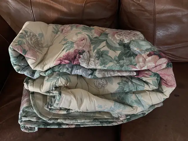 Yellow Floral Blanket in Bedding in Ottawa - Image 2