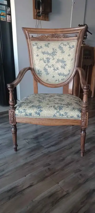 Grand fauteuil art déco. On l'utilise jamais, comme neuf. 24 pouces de larges X 42 pouces de haut. I...