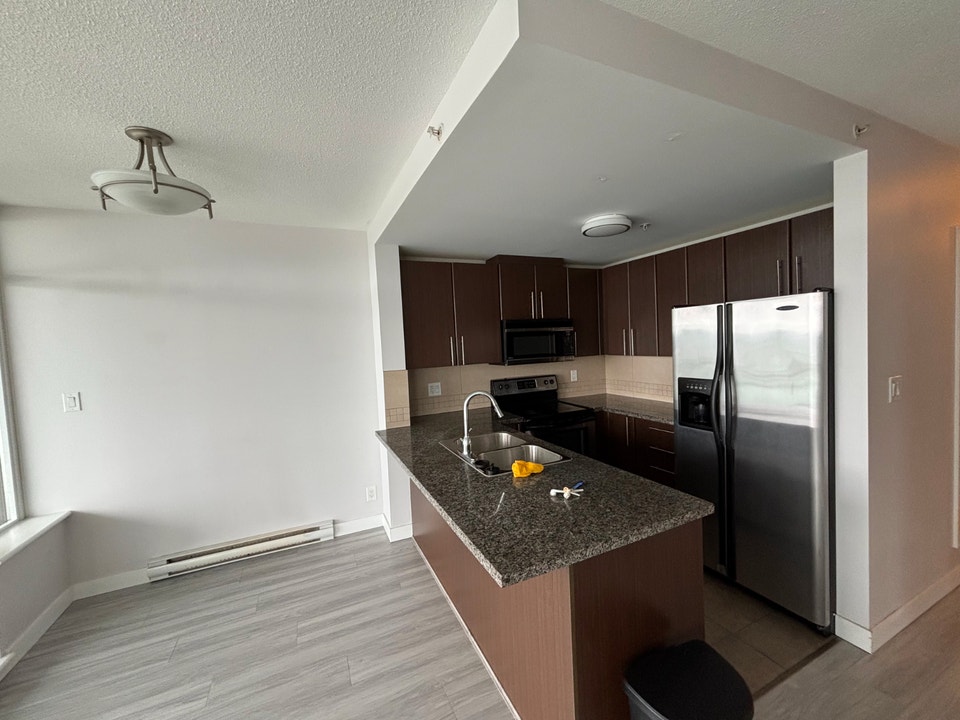 Beautiful 2 bed 2 bath   office Condo for rent. New West Train 2