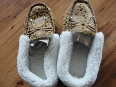 NEW ladies suede moccasin slippers size 7 paid $24.99 sell for $15.00 pick up Havelock