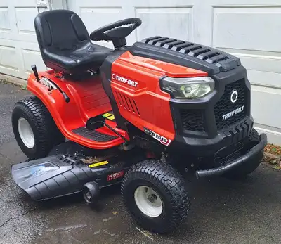 2017 Troy-Bilt Riding Lawn Mower – Runs, New Battery – Needs Some Work Selling my 2017 Troy-Bilt rid...