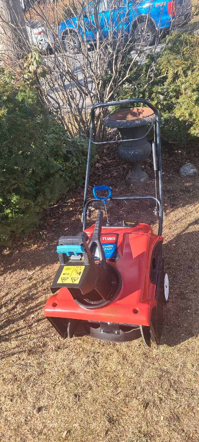 TORO Snowblower - 2 Stroke, Excellent Condition! in Snowblowers in City of Toronto - Image 3