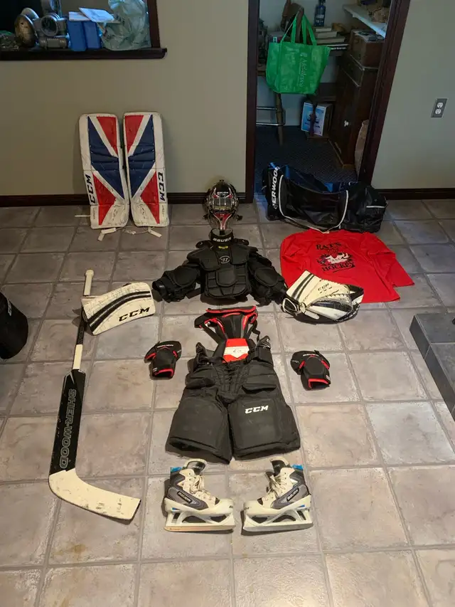 Junior hockey goalie equipment  in Hockey in Portage la Prairie - Image 2