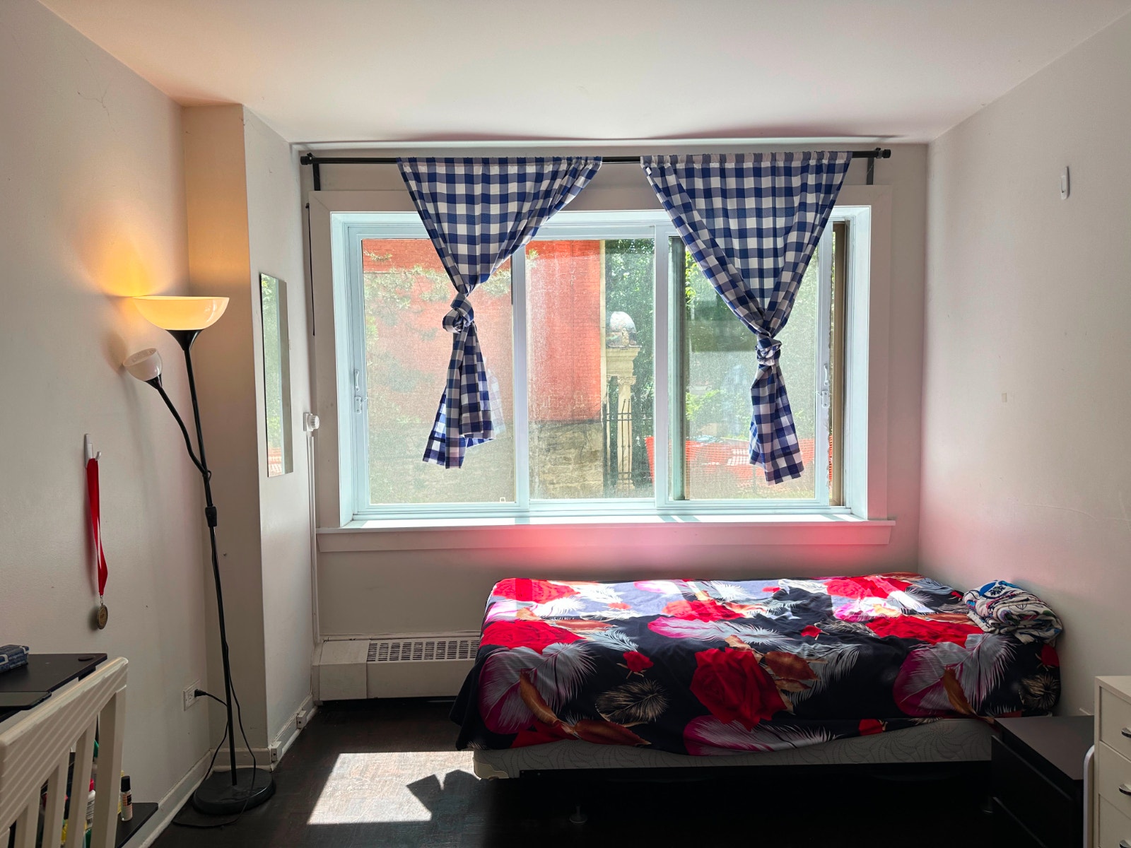 Private Room in 3-Bedroom Apartment near Downtown & McGill — photo 2