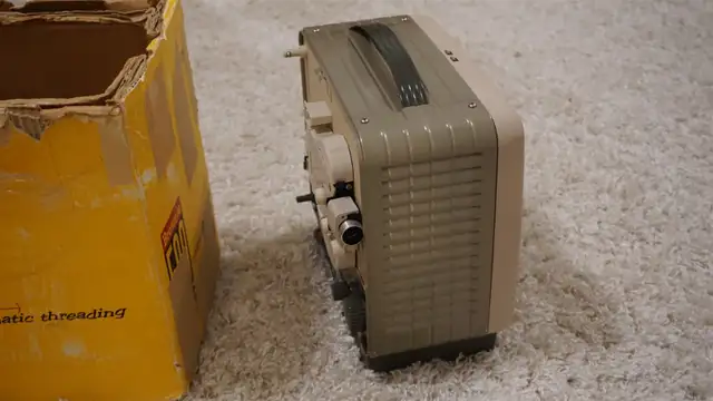 Vintage KODAK BROWNIE 500 8mm movie projector in Arts & Collectibles in Saskatoon - Image 4