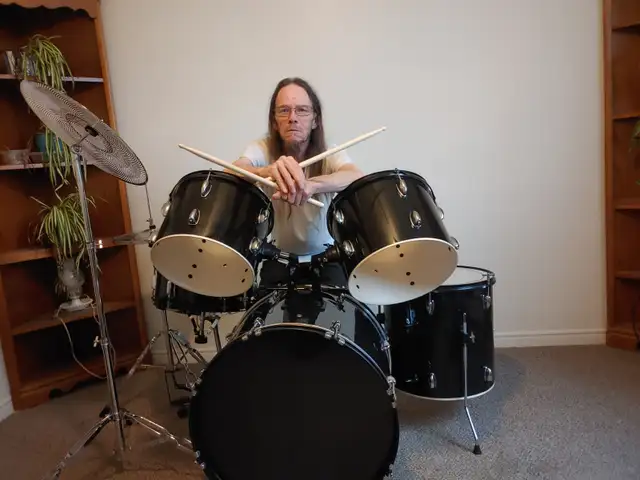Bass and/or guitar players