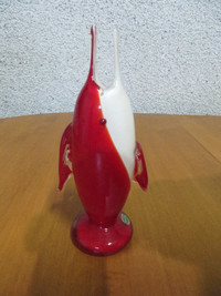 Vase en forme de poisson rouge et blanc
