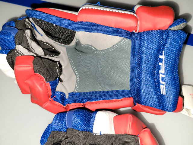True XC7 JR Hockey Gloves size 12 in Hockey in City of Halifax - Image 4
