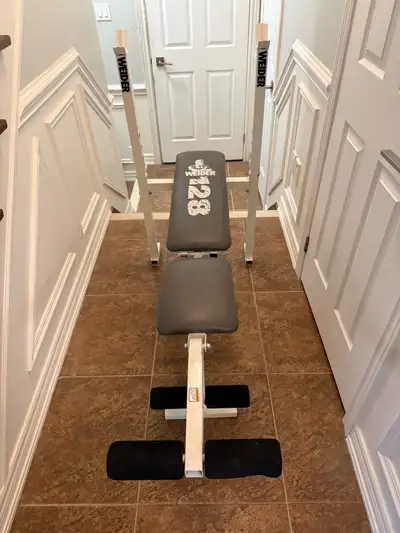 Weider exercise bench with 3 incline positions. In good condition but a little wobbly