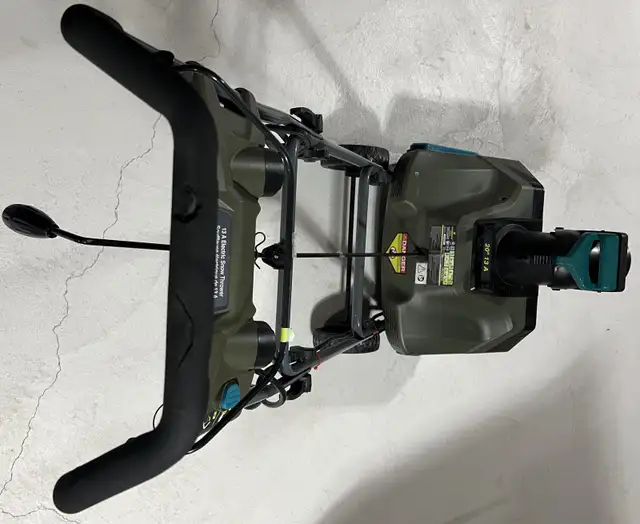 Yardworks Snow Thrower in Snowblowers in Oshawa / Durham Region - Image 2