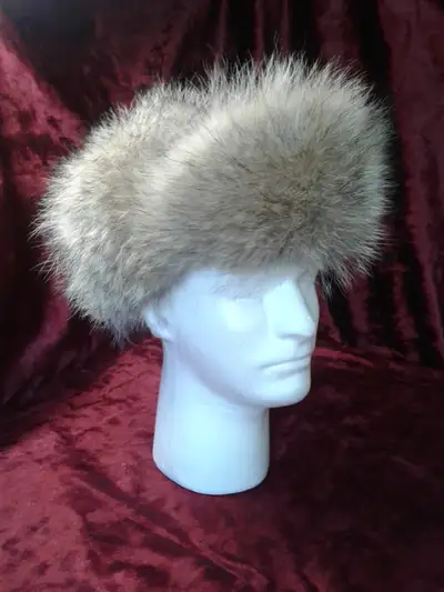 Très beau chapeau de loup en fourrure naturelle pour homme en parfait état. (jamais porté) Prix dema...