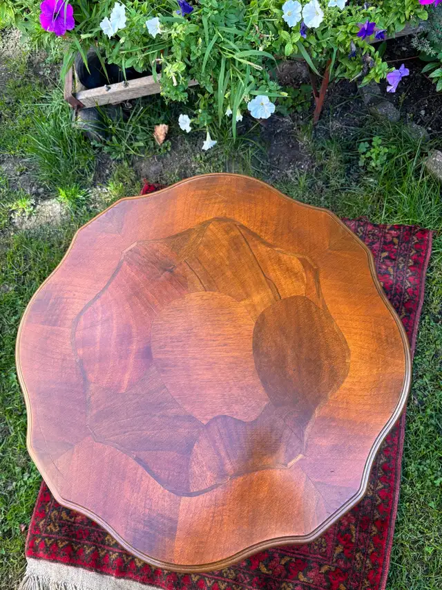 Edwardian Style Inlaid Top Solid Wood Round Wine/End Table in Other Tables in Mississauga / Peel Region - Image 3
