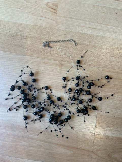 Floating Cluster Black Beaded Necklace in Jewellery & Watches in Burnaby/New Westminster - Image 2