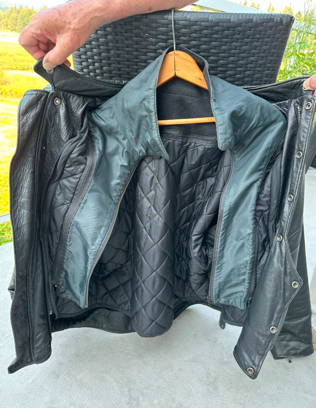 WOMAN’S LEATHER MOTORCYCLE JACKET IN EXCELLENT CONDITION in Women's - Tops & Outerwear in Abbotsford - Image 4