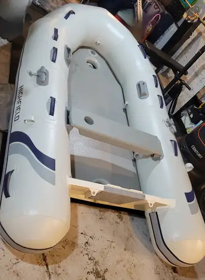 Comes with pump, oars, bag.