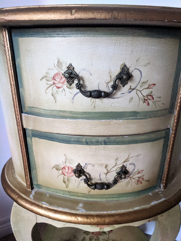 Antique vintage chest in Dressers & Wardrobes in Markham / York Region - Image 3