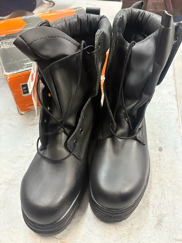 bottes sécurité in Men's Shoes in Granby - Image 5