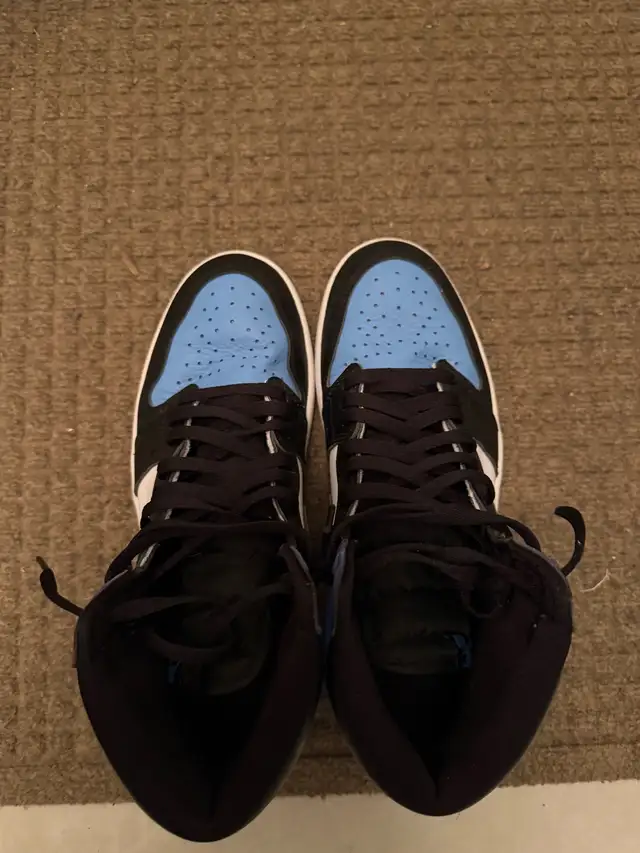 Air Jordan 1 size 10.5 UNC Toe MINT EXCELLENT CONDITION in Men's Shoes in Hamilton - Image 4