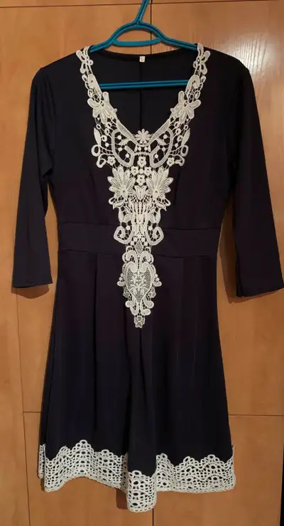 Vêtements MEDIUM San Francisco, Reitmans, Dynamite...3 à 15$ ch, View more