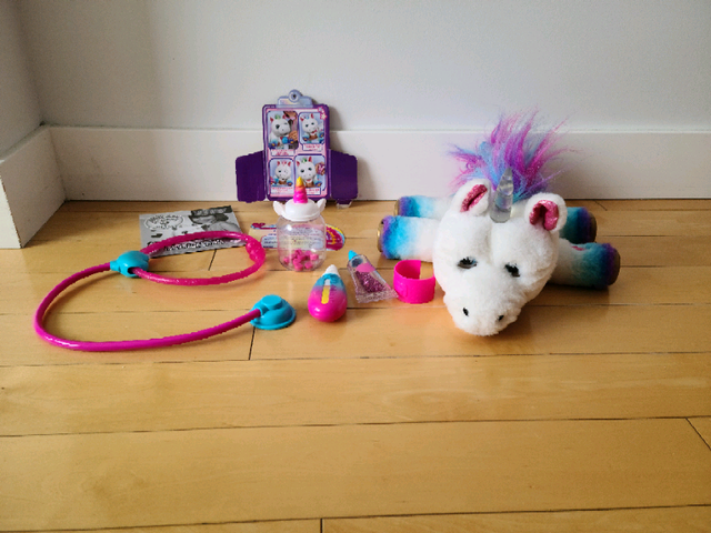 Little Live Rainglow Unicorn Vet Set