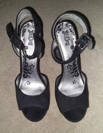 Womans shoes size 8.5, View more