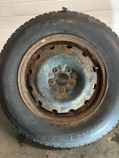 2 pneus Winter Slalom 215-70-16 Reste 6/32 100$ pour les deux Viennent avec les rims mais ils sont t...